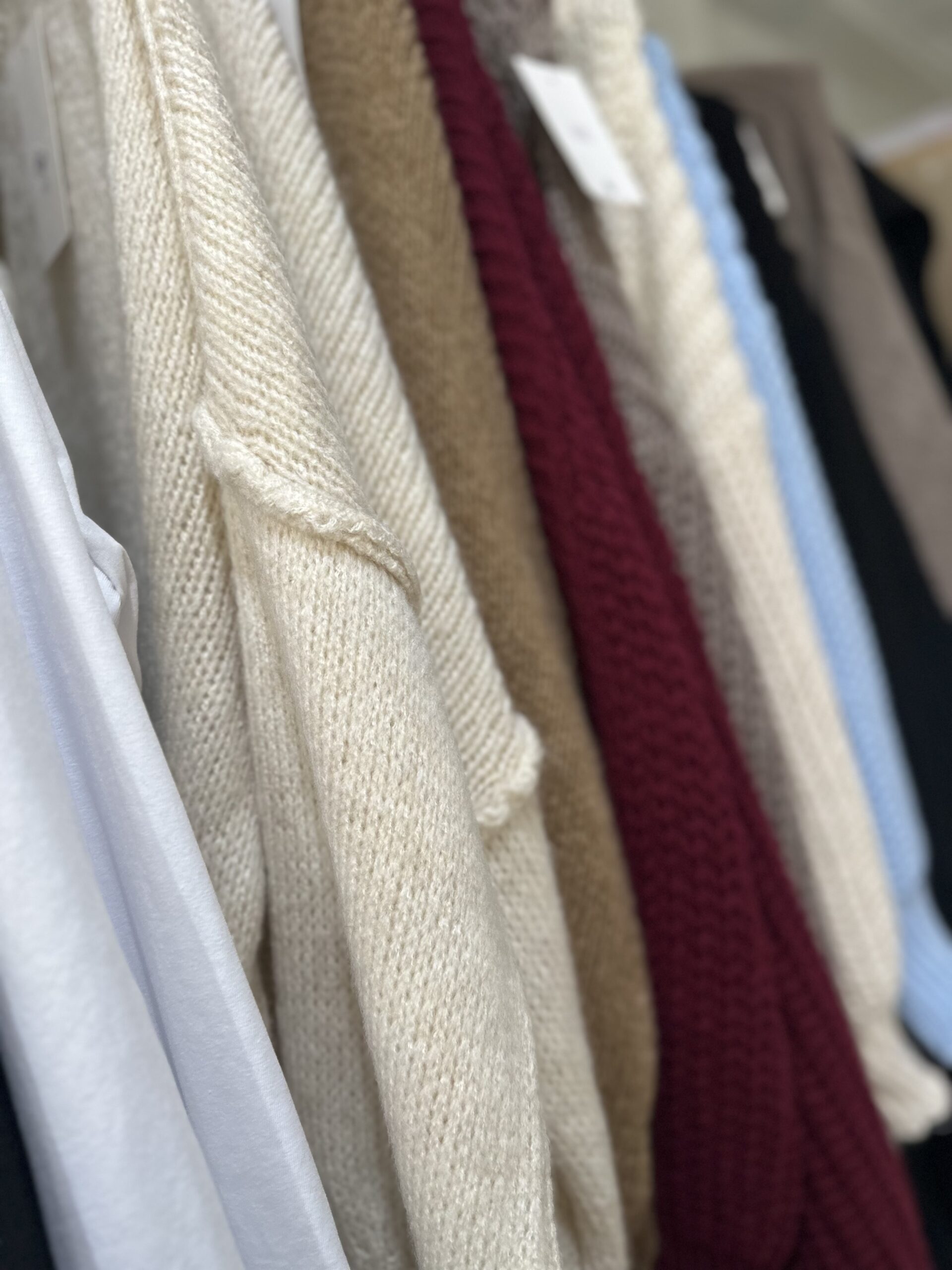 Deux modèles portant des t-shirts en coton noir et blanc.