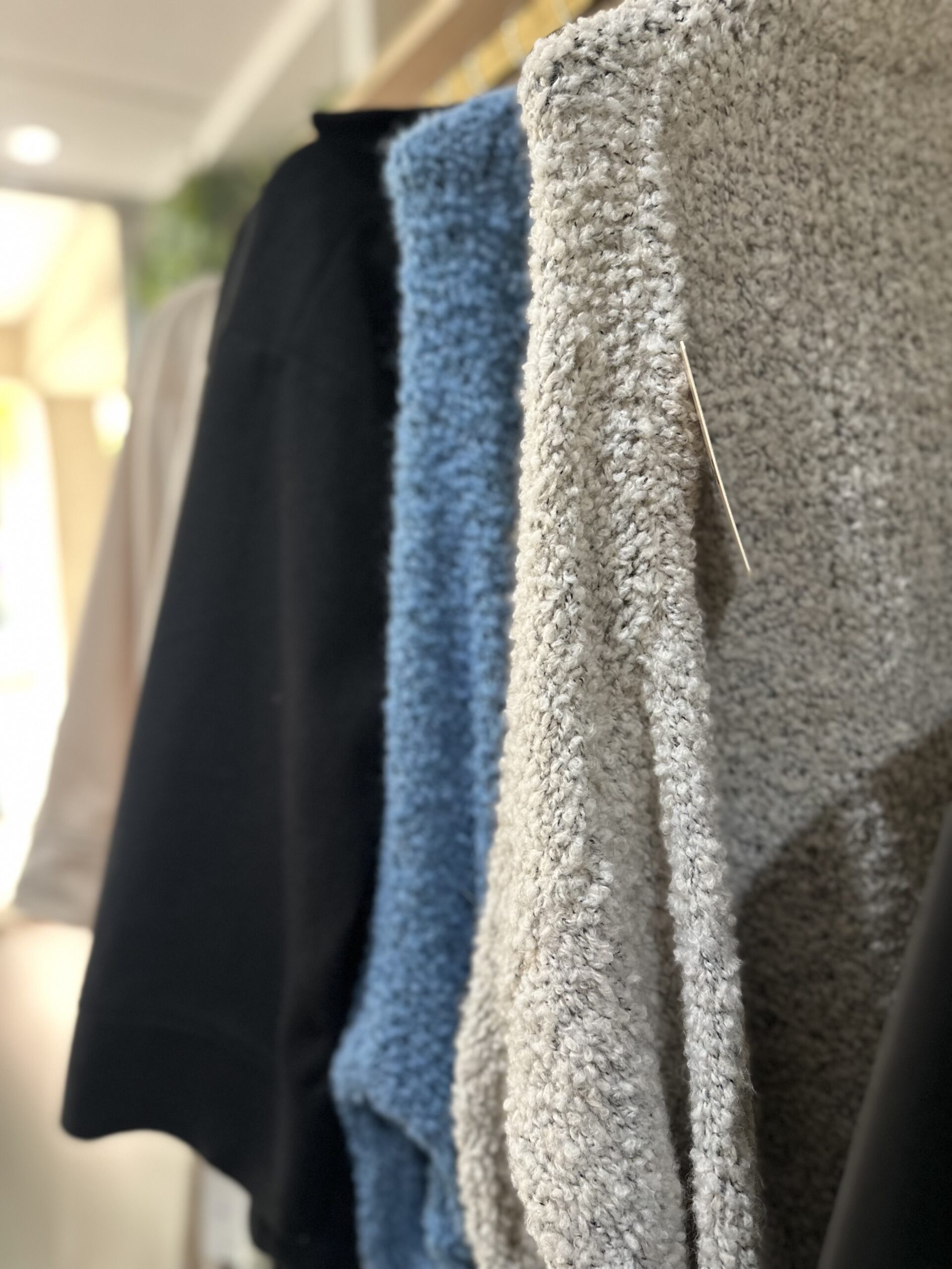 Organisateur de bureau en noyer avec plateaux modulaires blancs, à côté d'une tasse en porcelaine.